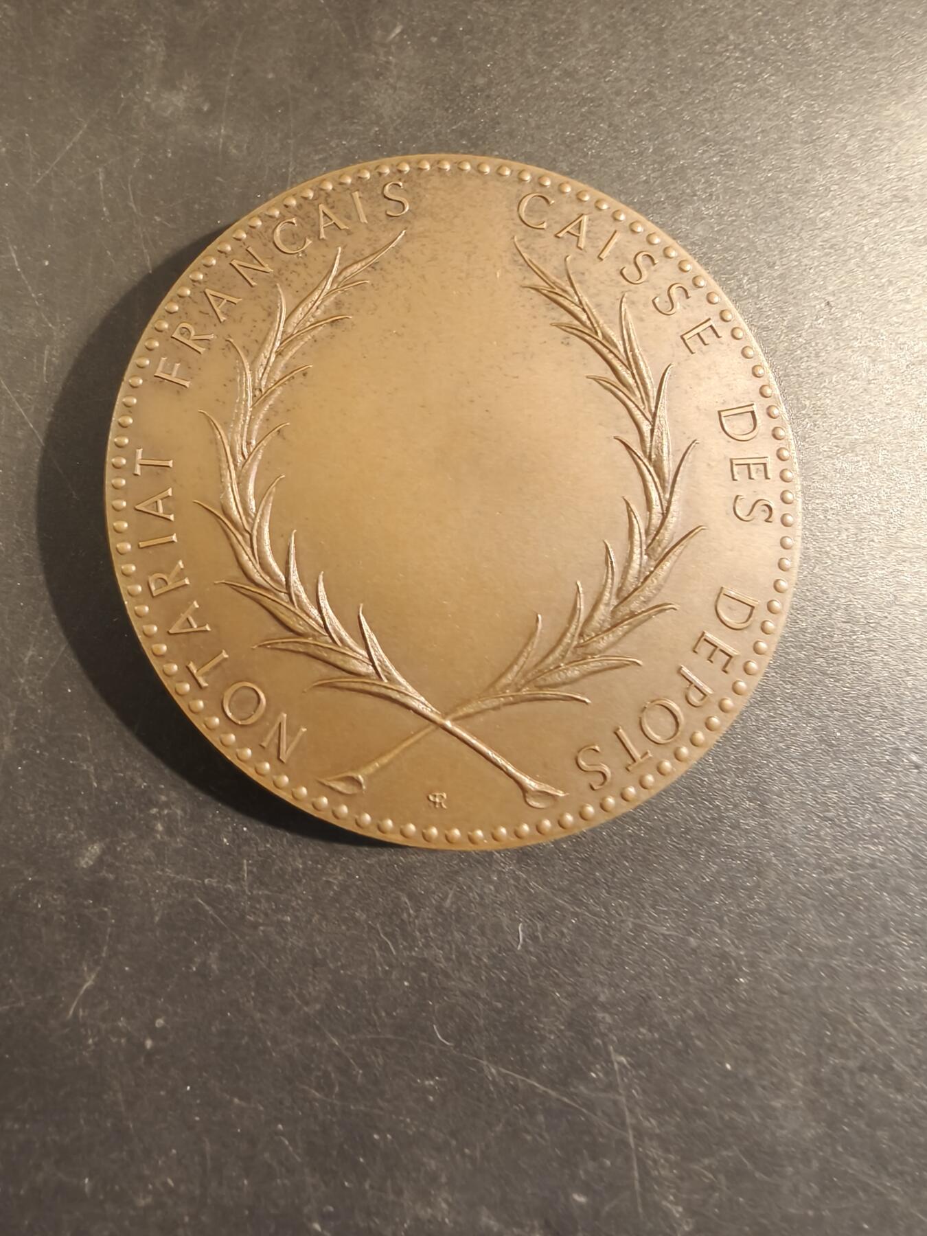 老王徽章第171期 法国公证人协会与存托储蓄银行大铜章     直径60mm    重量140g      正面为古希腊雅典政治家梭伦