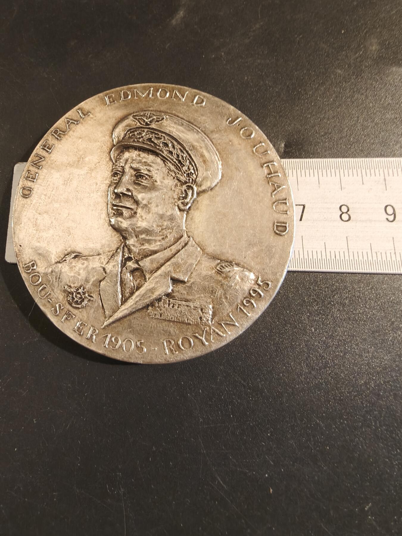 老王徽章第171期 法国空军五星上将埃德蒙·茹奥镀银大铜章     直径68mm     重量178.8g     背面为其名言:生活即战斗！      埃德蒙·茹奥（1905-1995）曾是法国空军五星上将。他最为人所知的是在阿尔及利亚独立战争期间，作为四名将军政变（1961年阿尔及尔政变）的领导人之一，反对戴高乐总统的阿尔及利亚独立政策。 