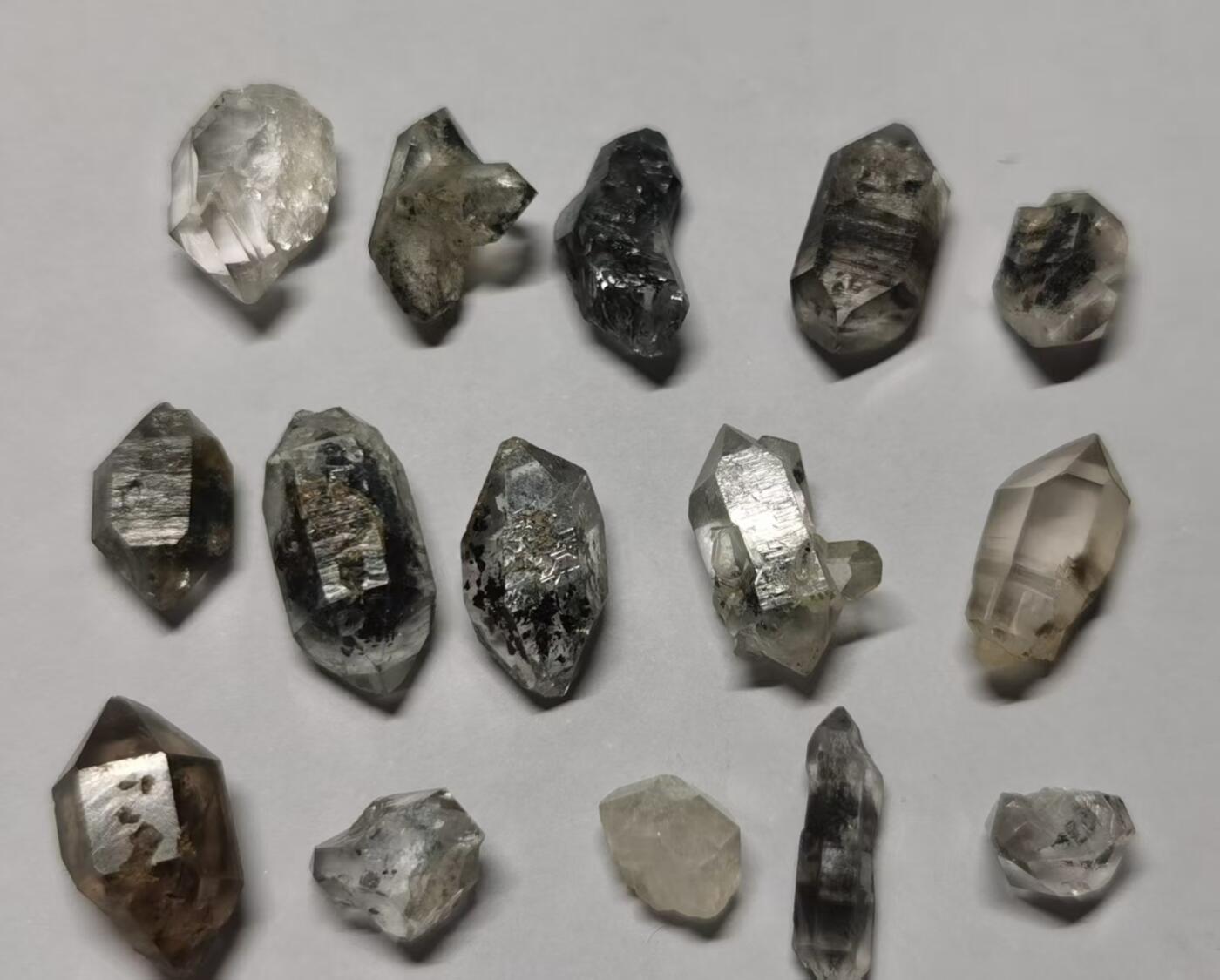 七河·世界钱币杂件水晶矿标小拍（总第31期） 藏家出品 X655（3）云贵闪灵水晶 小型 多品种 25 颗 本件拍品由合作藏家邮寄