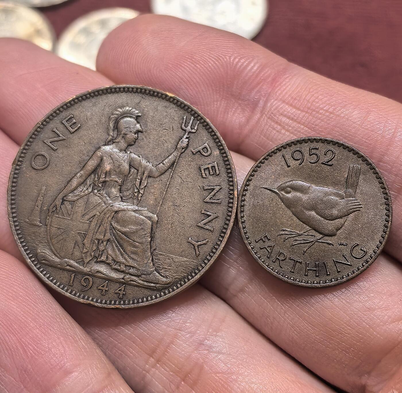 南宋泉阁俄币 外币 国币 专场第二十期 【送拍无额外佣金】 英国 1944/1952年 乔治六世1便士/1法新铜币一对好品 字口不错