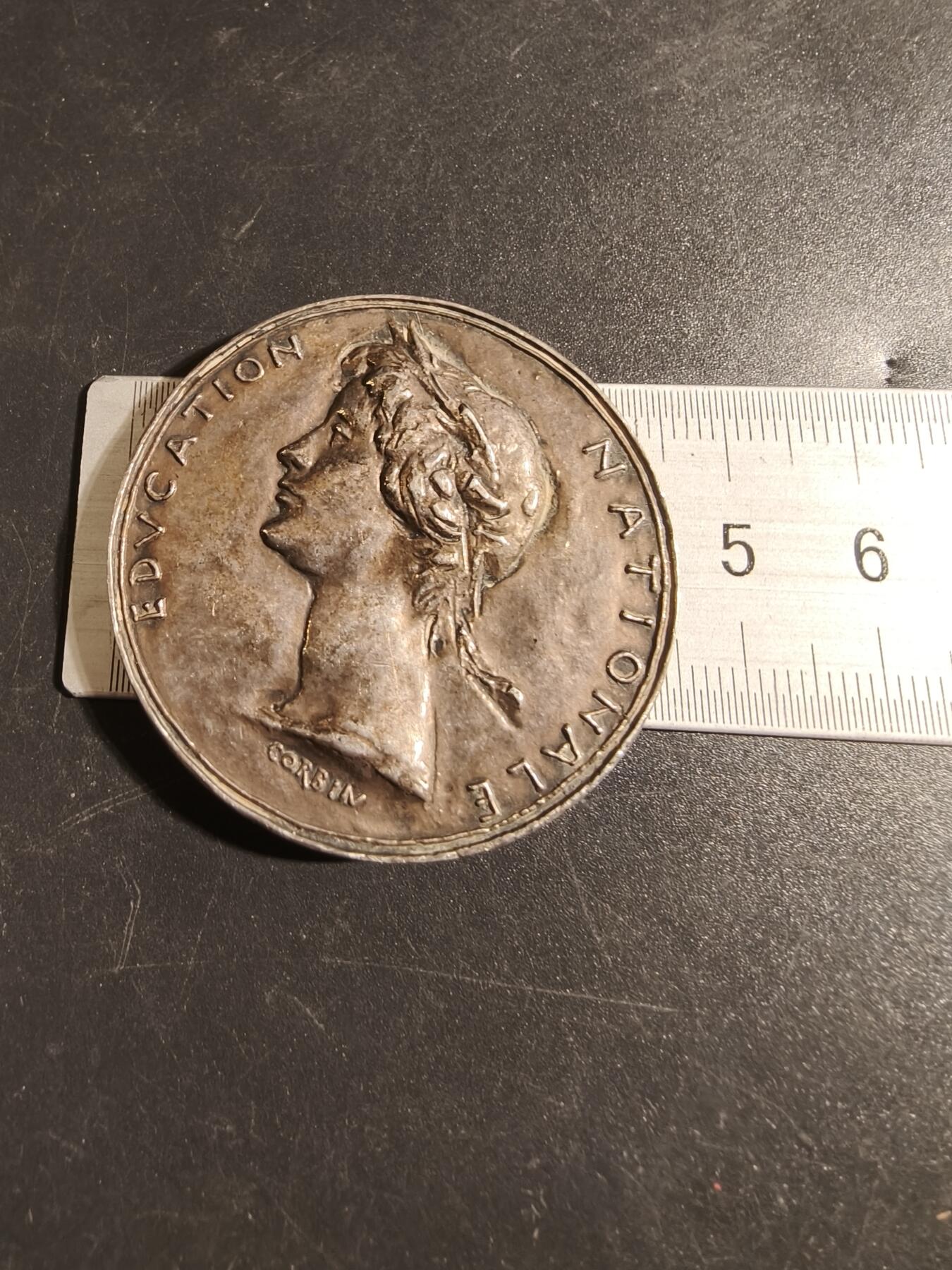 老王徽章第171期 法国国家教育大银章    科尔宾名作     950银    直径45mm    重量44.1g