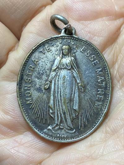 2025年第一百四十四场(总第一百七十场）品种丰富英国一线回流散币年末特拍场第一场(免佣金) - 镀银宗教圣牌，重11.13克(天主教宗教团体–圣母之子女联盟–圣母玛利亚主题圣牌)