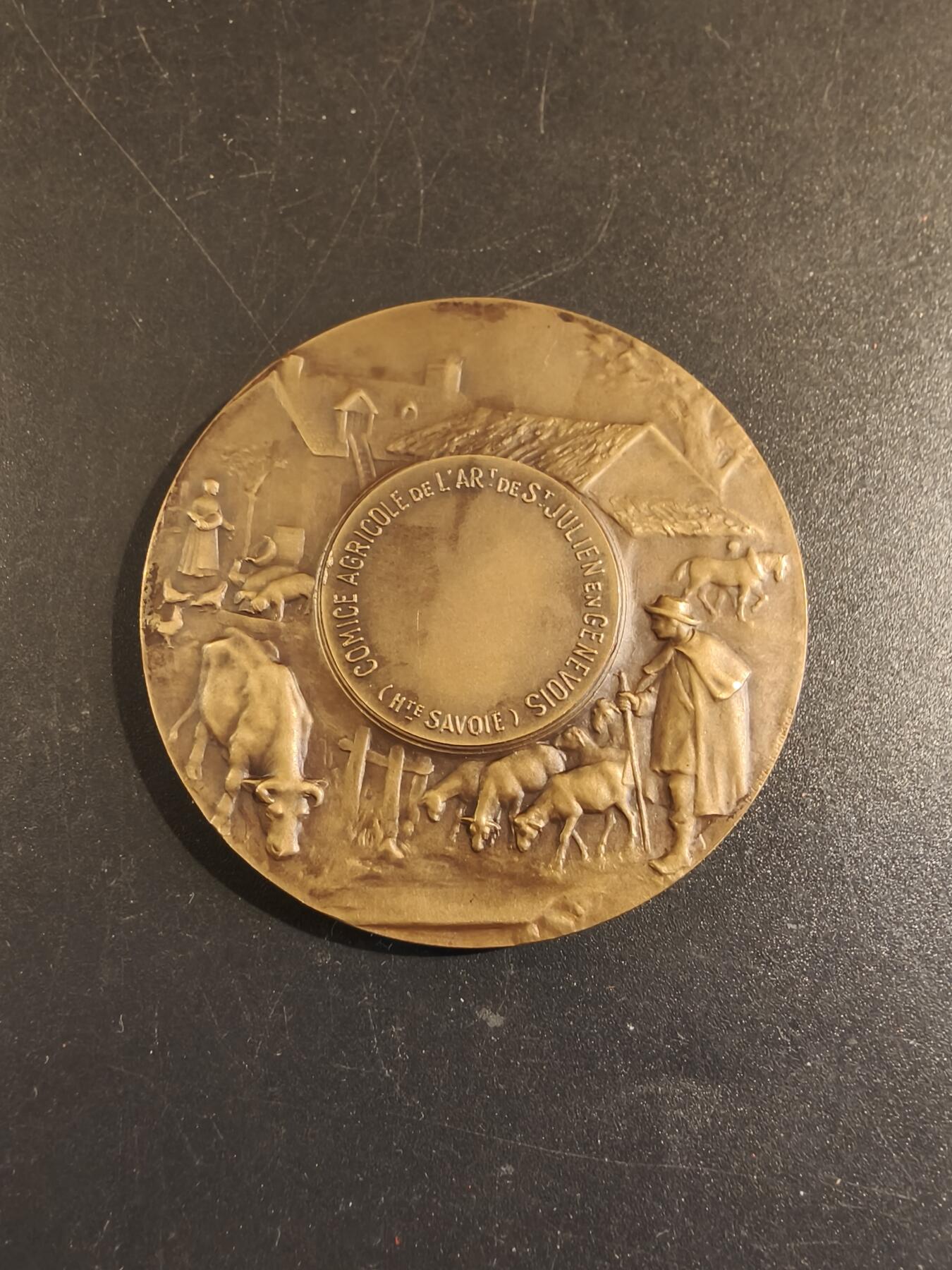 老王徽章第171期 法国萨瓦省圣朱利安昂热讷农业协会大铜章     原盒       大师P.Grandhomme作品     直径50mm     重量48.6g