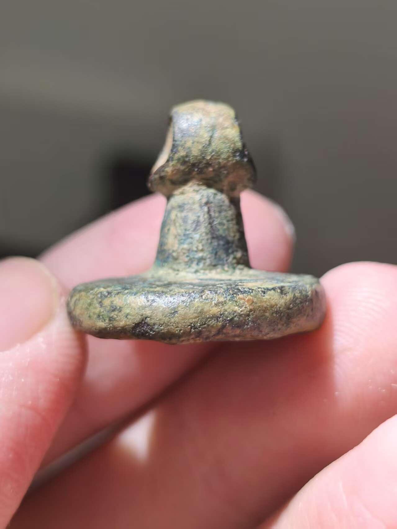 星盘世界钱币十二月二十七日古典币专场 精品！BMAC青铜文化，阿瑟克斯文明早期实心青铜印章，这种跟后期那种镂空的不是一种类型，非常少见，这一枚上面有一个系绳的孔，非常开门的管形穿系，印面是一个很奇怪的图案，这种压印也许是在封泥上使用的，估价300-400欧元