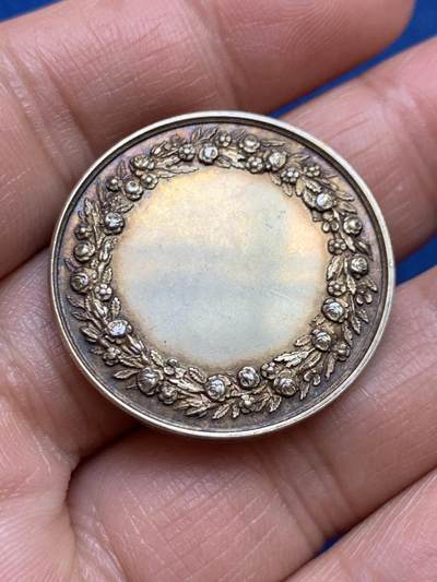 《竞宝斋》第449场 周日，周一，周二  3场连拍 （全场包邮，欢迎送拍） 婚礼银章 背面无刻字 12克 30.2mm 手指银标