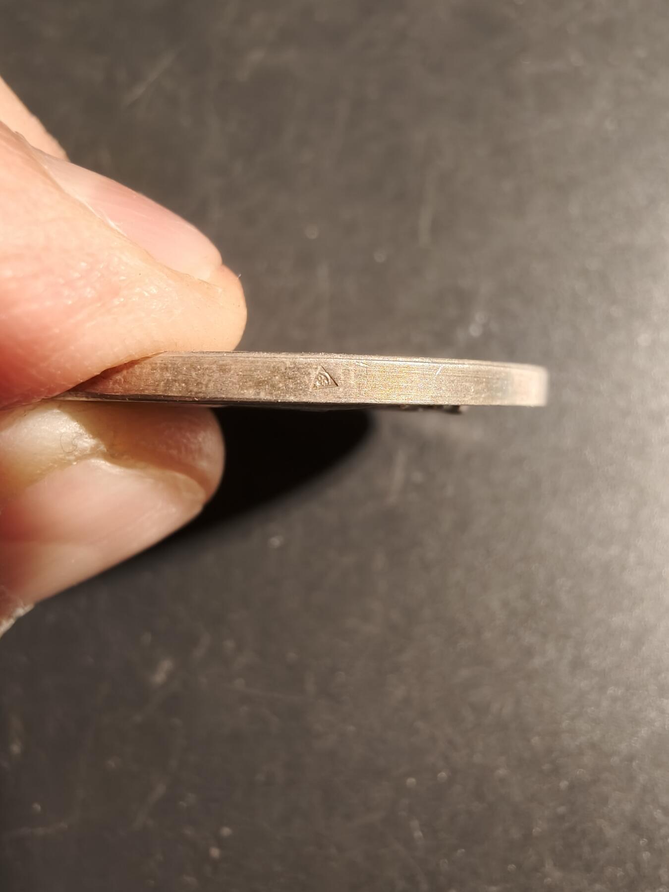 老王徽章第171期 法国化工联合会镀银大铜章     直径36mm    重量19.5g