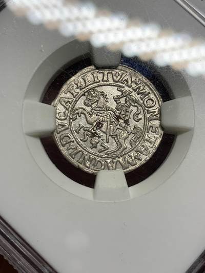 《竞宝斋》第449场 周日，周一，周二  3场连拍 （全场包邮，欢迎送拍） NGC AU58 波兰立陶宛联邦 1547年 1/2G 银币 打制一流 细节很美 骑士盾牌上的十字图案依然清晰可见 少见品种