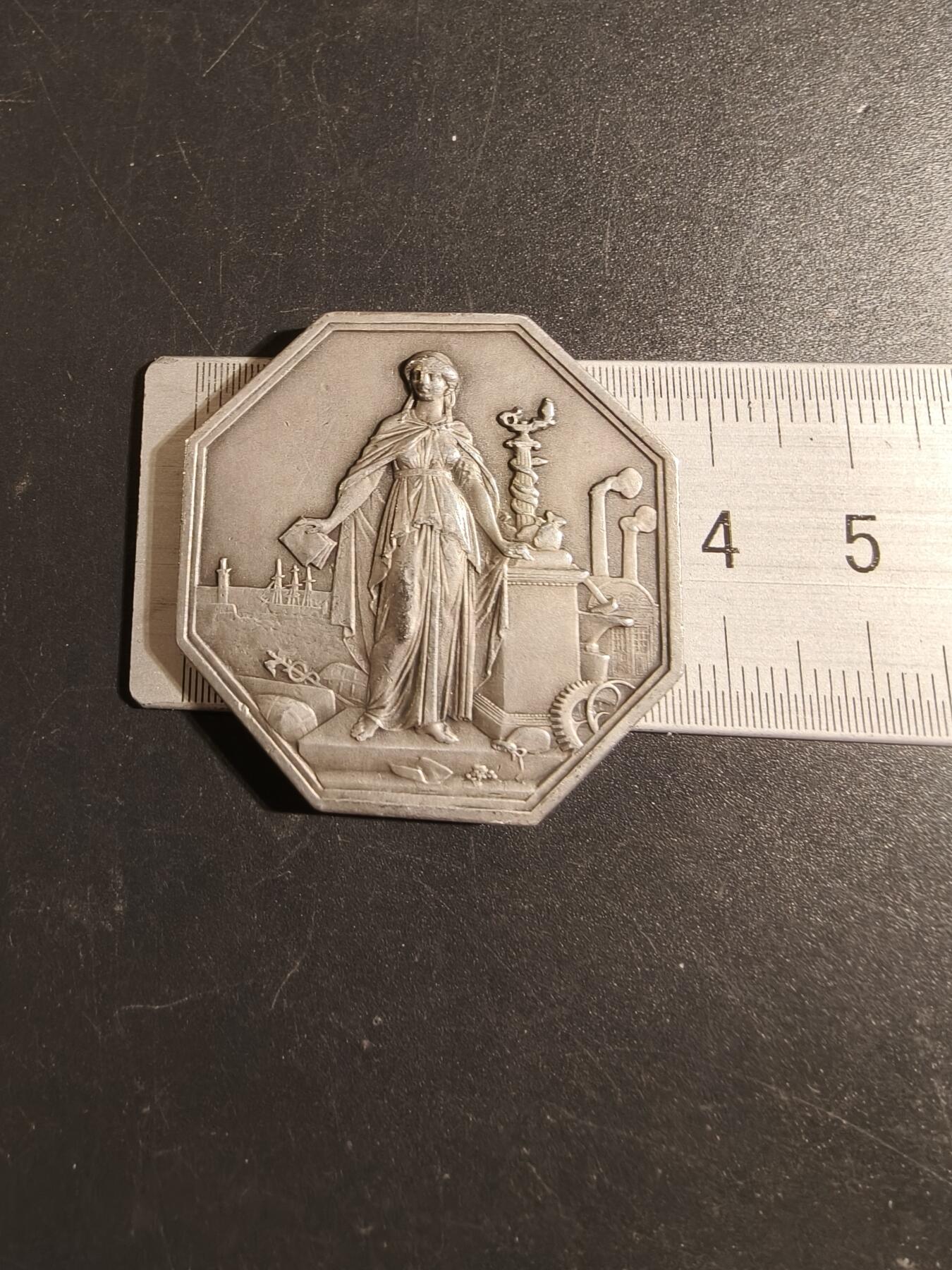 老王徽章第171期 1859年法国工商业信贷银行八角银章     950银    直径37mm     重量22.5g