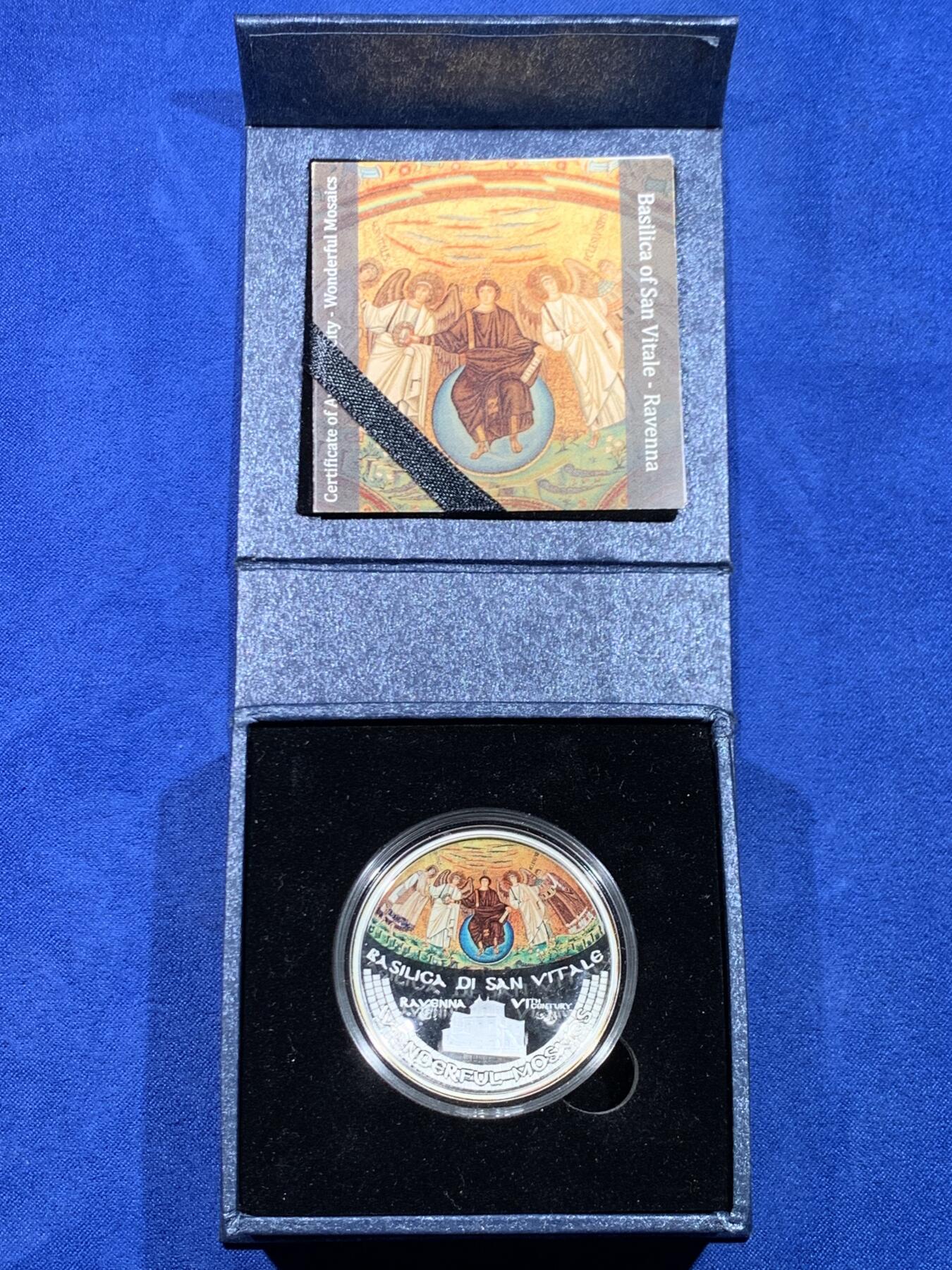 《竞宝斋》第449场 周日，周一，周二  3场连拍 （全场包邮，欢迎送拍） 库克2017年5元凹面彩色精制银币 精彩的马赛克系列-圣维塔教堂 1盎司999银 盒证全 发行量999枚