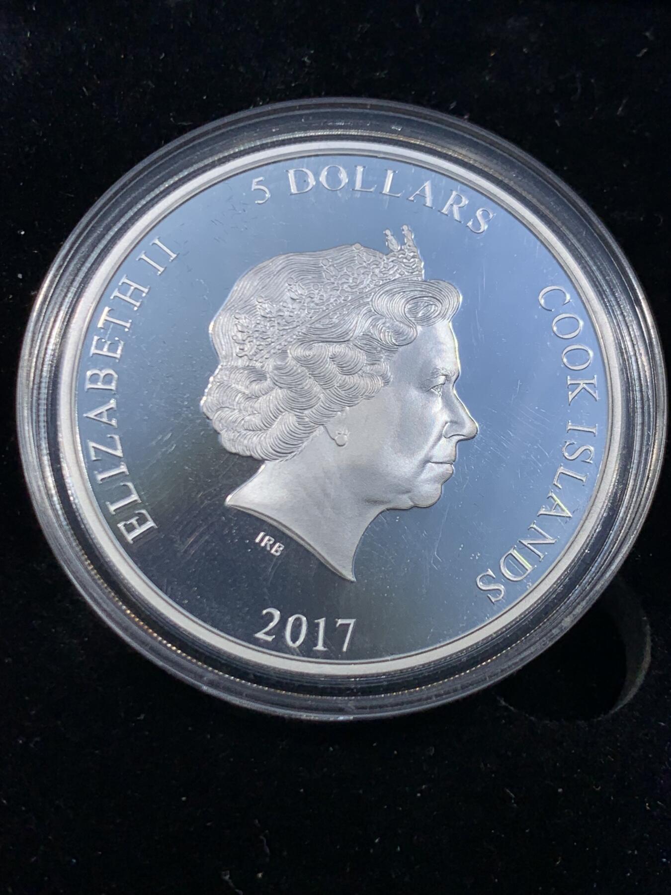 《竞宝斋》第449场 周日，周一，周二  3场连拍 （全场包邮，欢迎送拍） 库克2017年5元凹面彩色精制银币 精彩的马赛克系列-圣维塔教堂 1盎司999银 盒证全 发行量999枚