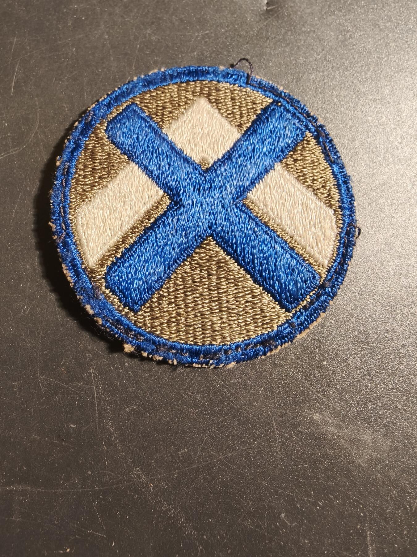 老王徽章第171期 美国陆军XV军团臂章      XV军团在第二次世界大战期间参与了诺曼底、法国北部、莱茵兰、阿登-阿尔萨斯和中欧战役。  该军团总部于1946年3月31日在德国停止运作