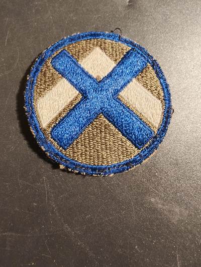 老王徽章第171期 - 美国陆军XV军团臂章      XV军团在第二次世界大战期间参与了诺曼底、法国北部、莱茵兰、阿登-阿尔萨斯和中欧战役。  该军团总部于1946年3月31日在德国停止运作