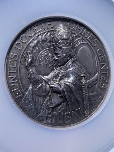 《竞宝斋》第449场 周日，周一，周二  3场连拍 （全场包邮，欢迎送拍） NGC MS61 梵蒂冈1927年庇护十一世教皇大银章，直径60MM大型少见，超高人像浮雕，地球图案精美，加大加厚盒。