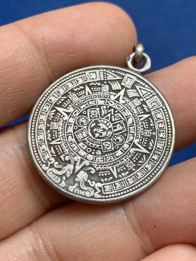 《竞宝斋》第449场 周日，周一，周二  3场连拍 （全场包邮，欢迎送拍） 宗教婚礼银章 特殊 带环重约10.2克 28.2mm 背面花体字漂亮