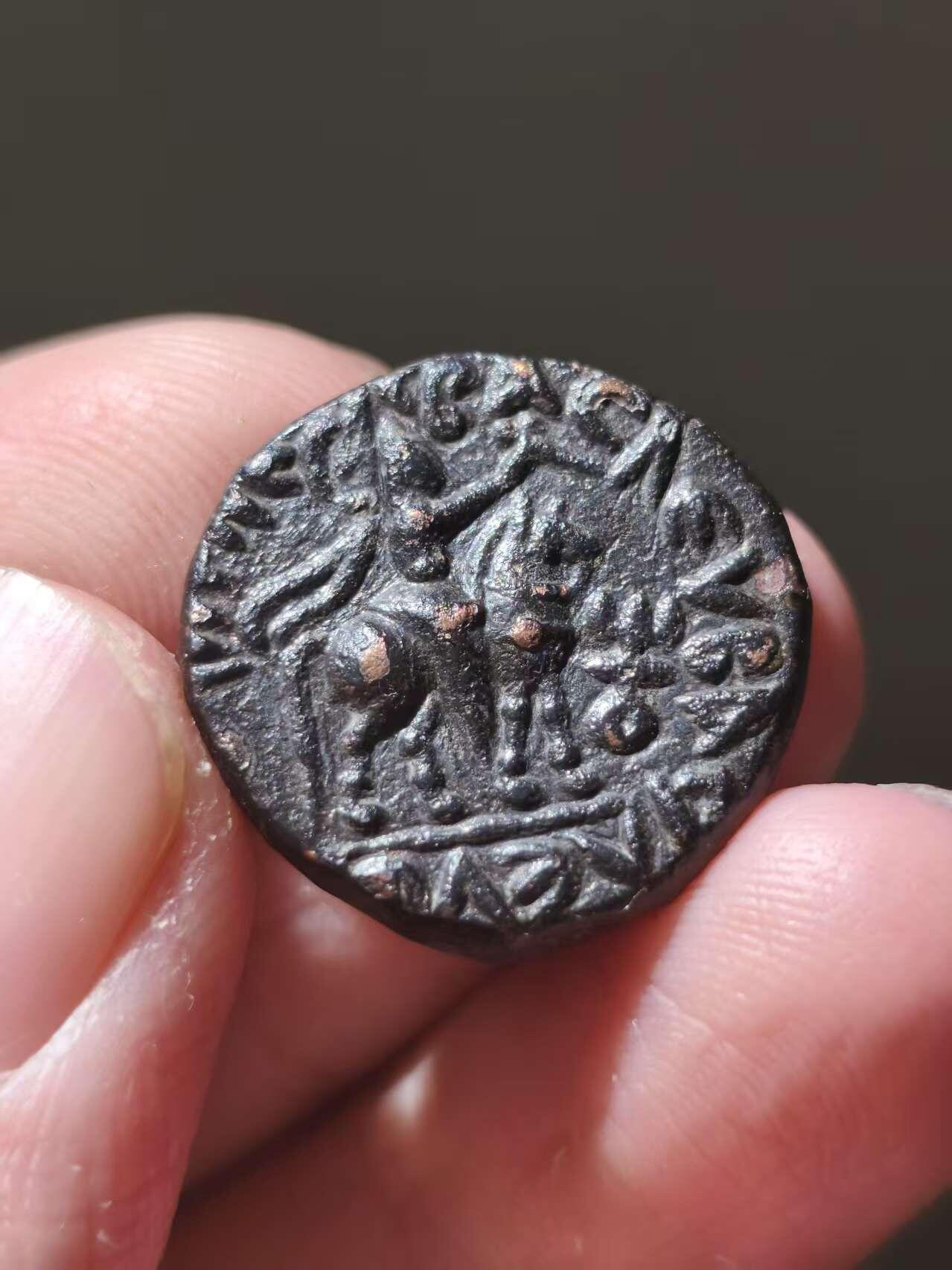 星盘世界钱币十二月二十七日古典币专场 极品！经典品种贵霜帝国大救星soter magas铜币，深打极其的漂亮，也有说法是，这就是威马塔克图，另一种说法是，这是一位与印度塞克有关系的军阀或地方统治者