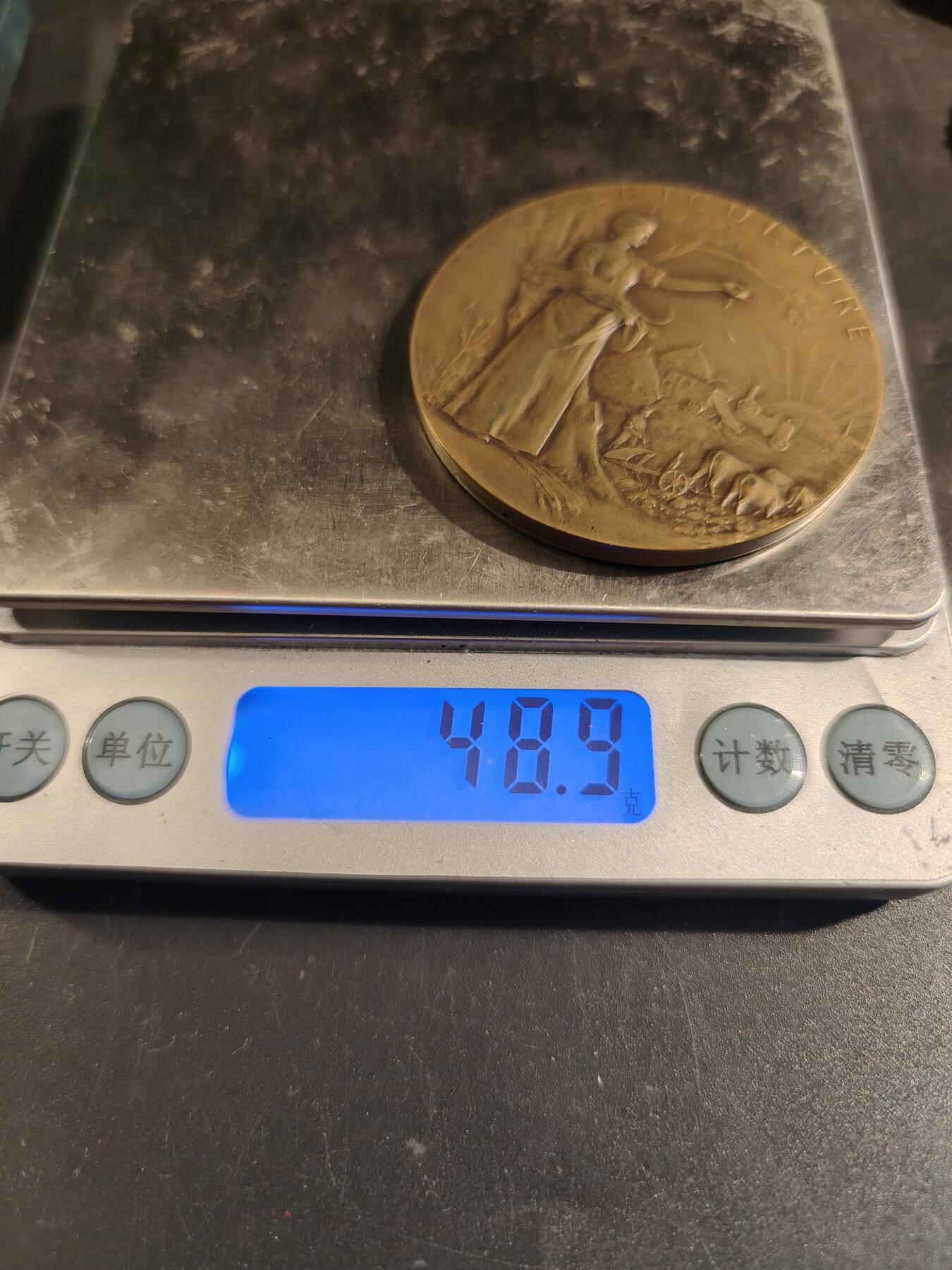 老王徽章第171期 法国萨瓦省圣朱利安昂热讷农业协会大铜章     原盒       大师P.Grandhomme作品     直径50mm     重量48.9g