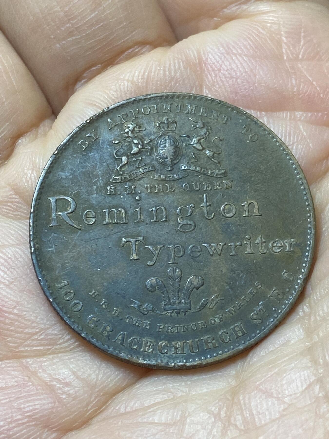 2025年第一百四十四场(总第一百七十场）品种丰富英国一线回流散币年末特拍场第一场(免佣金) 少见品种–英国🇬🇧1896年纪念章(雷明顿打字机公司委托喜敦厂制造的冠名广告纪念章，纪念萨克森-科堡家族祖孙四代，刻画有维多利亚女王、爱德华七世、乔治五世和幼年的爱德华八世祖孙四人头像)