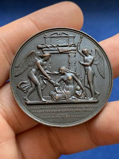 《竞宝斋》第449场 周日，周一，周二  3场连拍 （全场包邮，欢迎送拍） 德国普鲁士克里斯托夫·威廉·胡费兰博士学位50周年纪念铜章 章面整体有变形，可能是工艺原因导致的。41.3克，41.3mm，少见品种，不常见，且拍且珍惜。