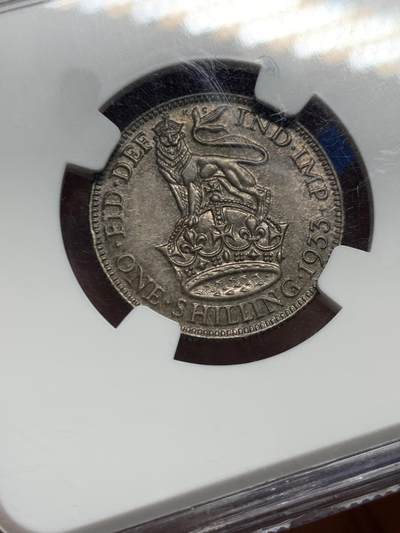 《竞宝斋》第449场 周日，周一，周二  3场连拍 （全场包邮，欢迎送拍） NGC MS64 亚军分 英国乔治五世1933年站狮1先令银币，原味深彩+老盒，好状态无须多言。由于流通充分，高分比早期版更少，是乔五套中易被忽视的小难点，同分书价100美元。更高仅3枚65