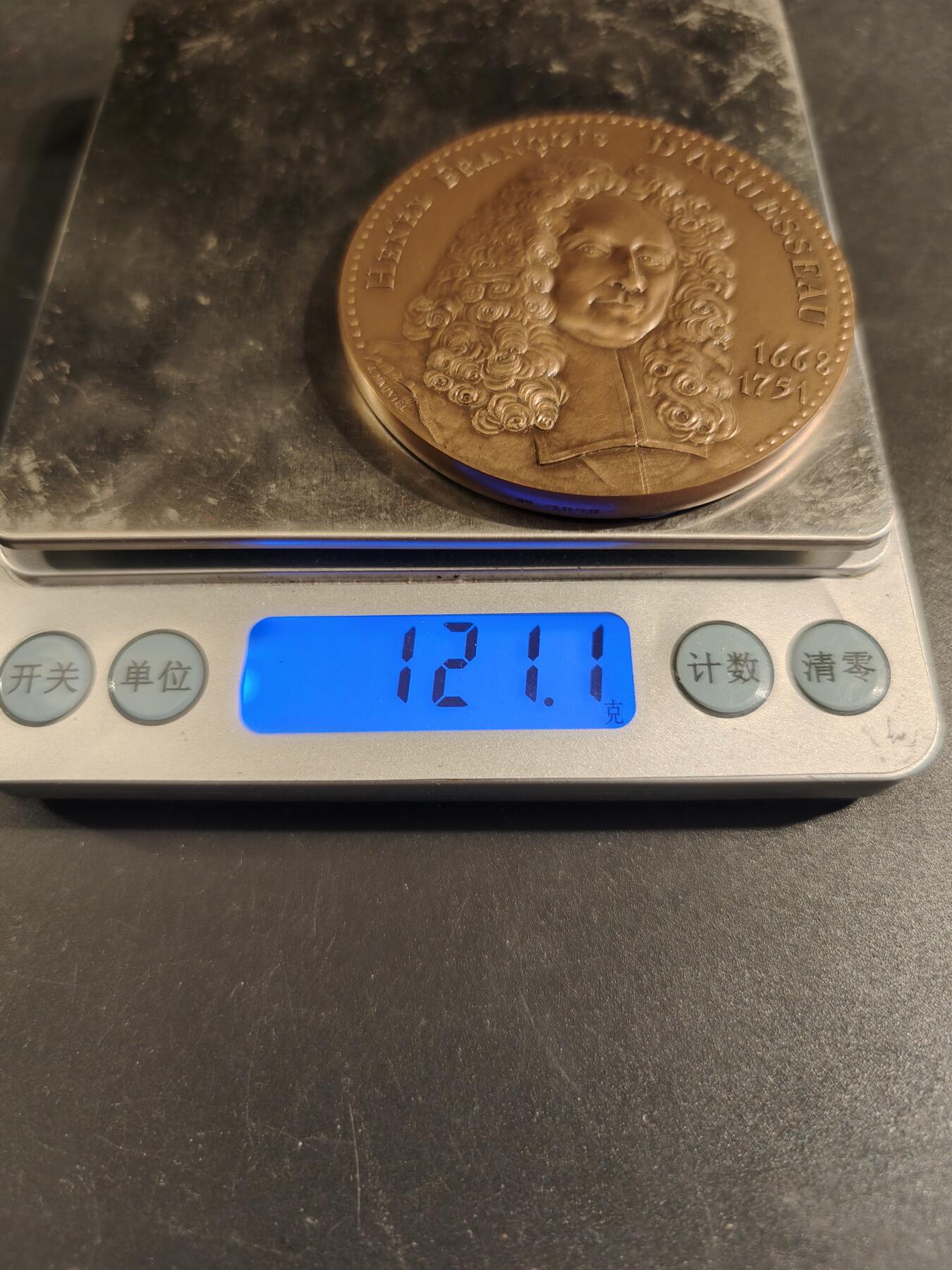 老王徽章第171期 法国公证处与存托银行大铜章    原盒     直径60mm    重量121.1g     正面人物为亨利·弗朗索瓦·达盖索 (1668-1751)，他曾三次担任法国大法官。他被伏尔泰誉为“法国有史以来学识最渊博的法官”。