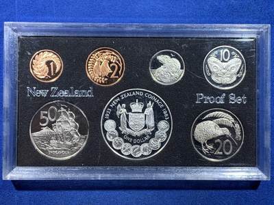 《竞宝斋》第449场 周日，周一，周二  3场连拍 （全场包邮，欢迎送拍） - 新西兰1983年7枚装精制套币 其中一枚1美元是银币（新西兰硬币50周年纪念 925银 27.2克）