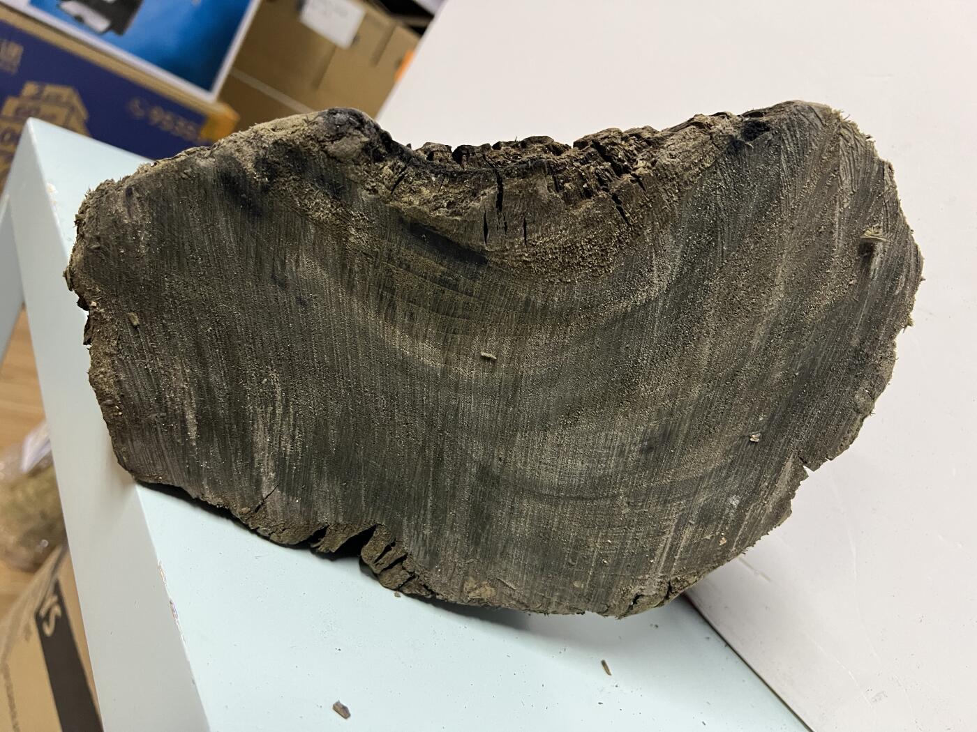 零元拍：金丝楠墩子老料 山峰 情景随型 满肉满金丝 果香满满 尺寸：32/25/15CM。