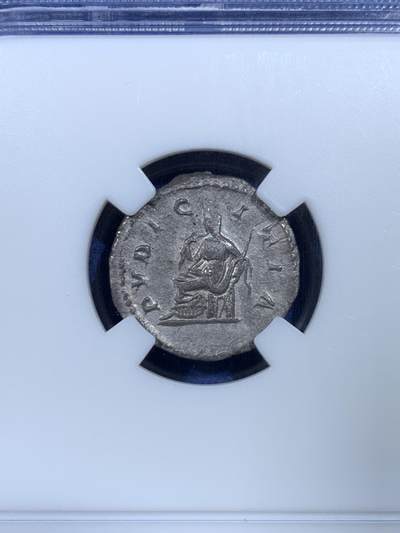 《竞宝斋》第449场 周日，周一，周二  3场连拍 （全场包邮，欢迎送拍） 奈斯评级 XF 古罗马帝国 218-222年 1狄纳里 银币 正面为多姆娜皇后的妹妹玛伊莎 背面为谦虚女神坐像 打制不错 细节良好 少见品种