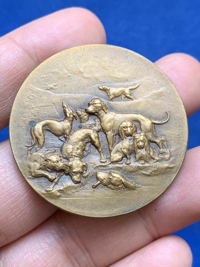 《竞宝斋》第449场 周日，周一，周二  3场连拍 （全场包邮，欢迎送拍） - 1934年法国埃维昂犬类协会展览铜章 三角铜标 28.95克 41.3mm