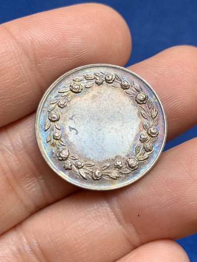 《竞宝斋》第449场 周日，周一，周二  3场连拍 （全场包邮，欢迎送拍） 婚礼银章 5.05克 24.2mm 丰饶角银标 背面无刻字 少见版本