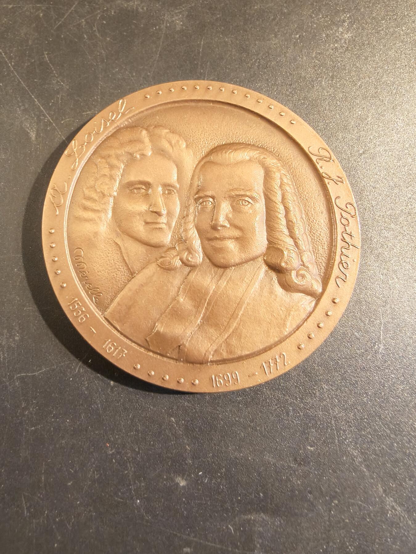 老王徽章第171期 法国存托银行与公证人协会大铜章    原盒    直径60mm    重量124g     法国两位著名法学家 Antoine Loisel (1536-1617) 和 Robert-Joseph Pothier (1699-1772)    盒子有损