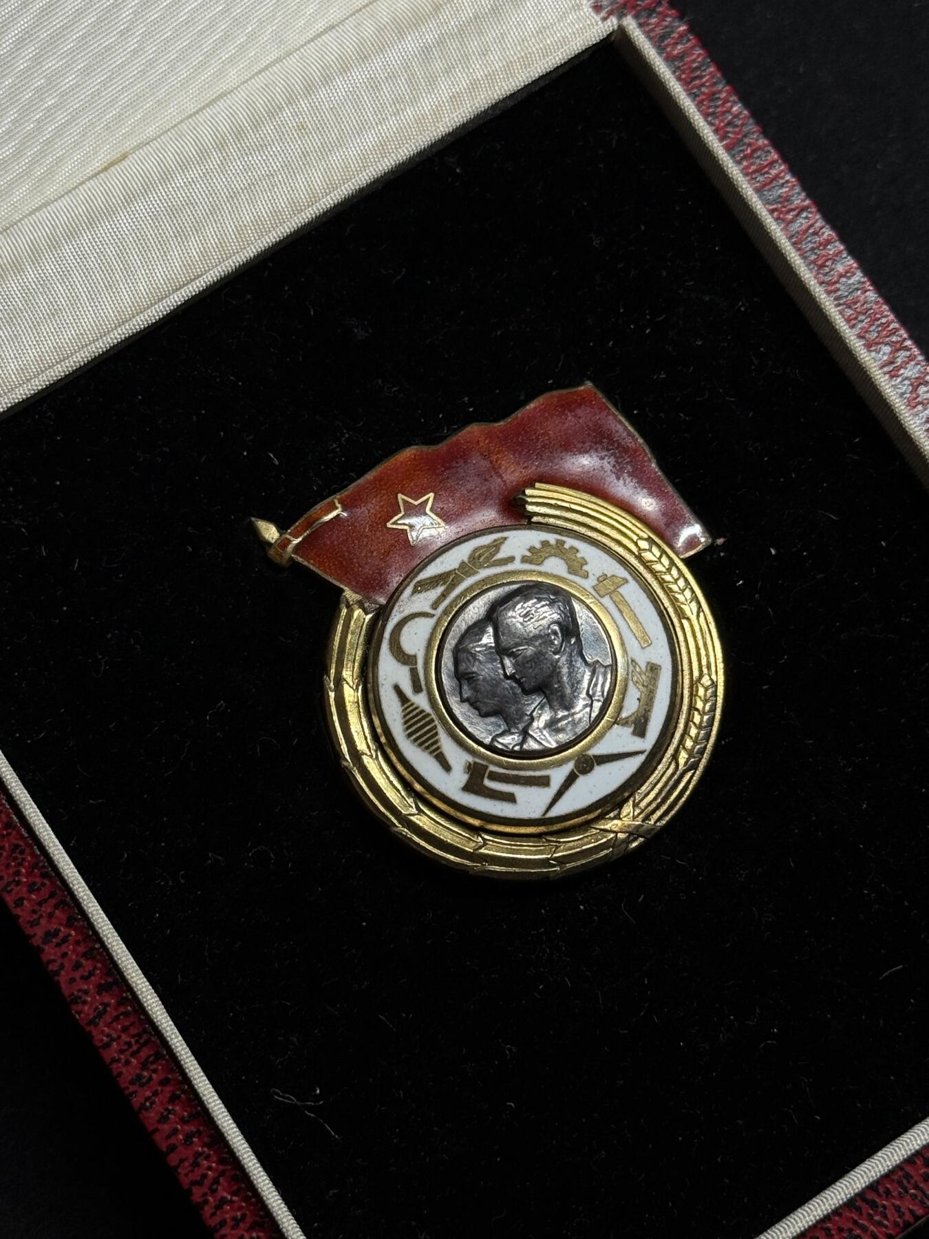 欢庆元旦！戎马世界章牌大赏第109期元旦大拍 南斯拉夫一级劳动勋章，带原盒，号段1277，银制，非常少见的过渡版（转轮向别针过渡短暂存在的版本）