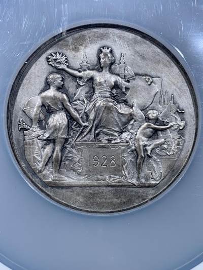 《竞宝斋》第449场 周日，周一，周二  3场连拍 （全场包邮，欢迎送拍） NGC MS63 法国 1928年 纪念巴黎贸易与工业联盟成立大银章，57mm直径，磨砂底板，加大加厚盒。