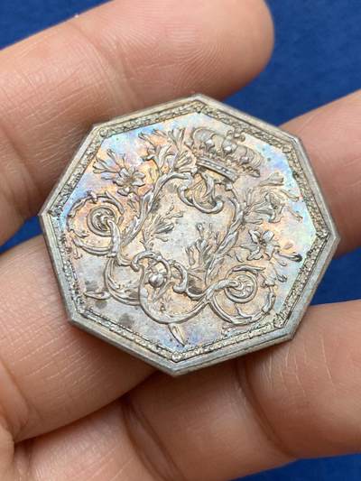 《竞宝斋》第449场 周日，周一，周二  3场连拍 （全场包邮，欢迎送拍） 法国17XX年路易十六皇家宝藏八角银质代币，背面花纹组成皇家纹章，原铸无边铭，31.5mm，11.7克
