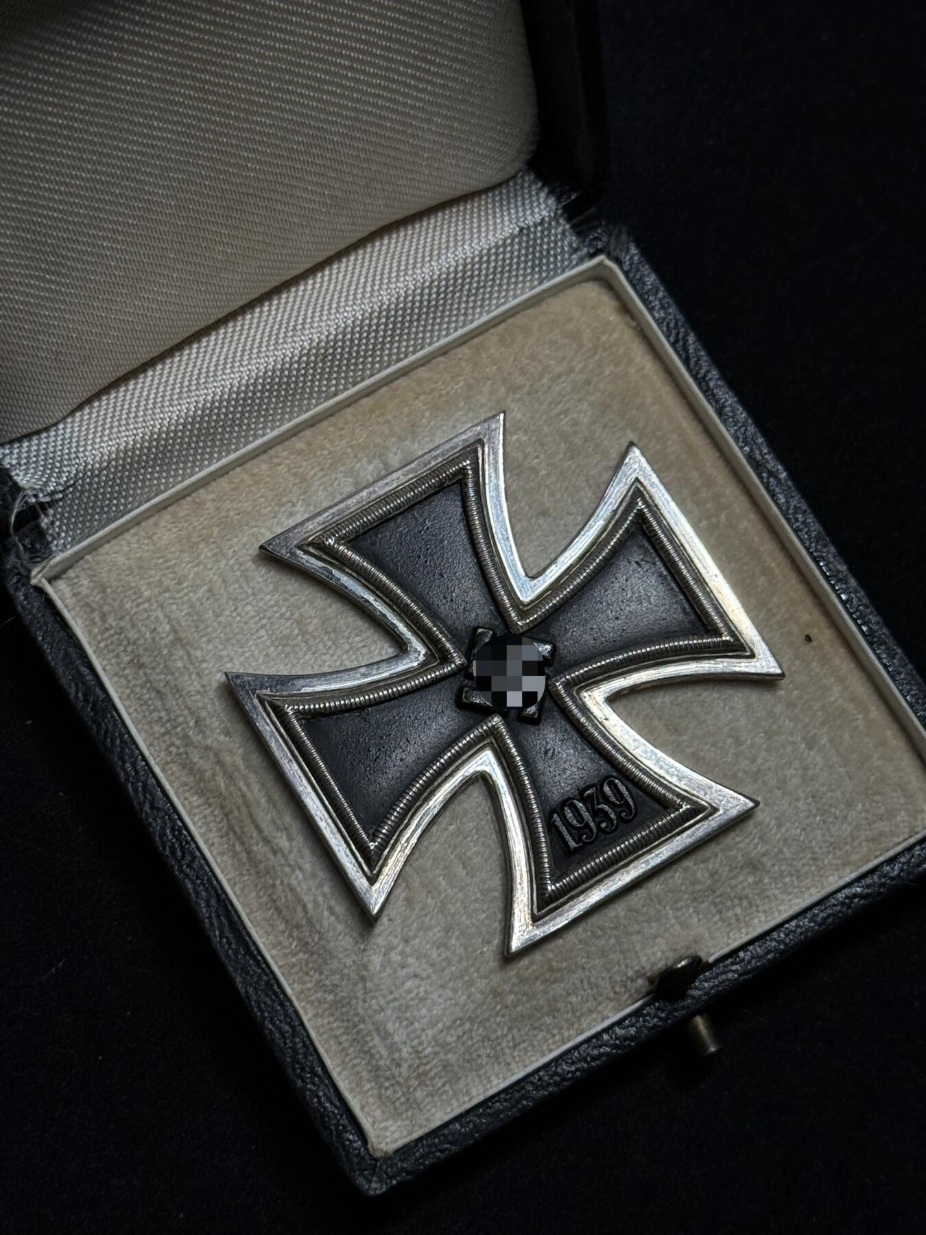 欢庆元旦！戎马世界章牌大赏第109期元旦大拍 铭记历史！德国二战一级铁十字勋章，带盒
