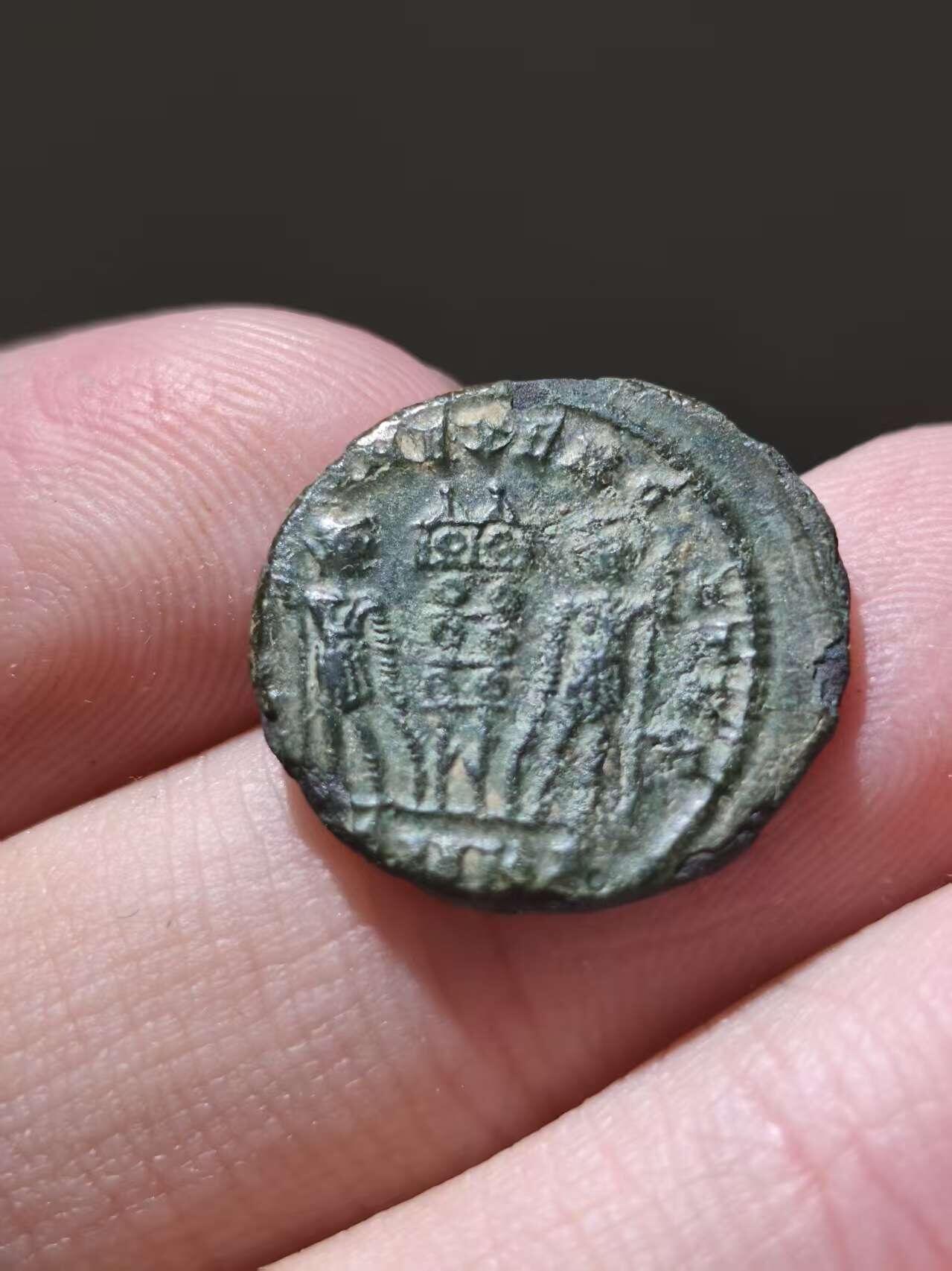 星盘世界钱币十二月二十七日古典币专场 罗马帝国君士坦丁二世富利铜币背面士兵与军旗337——340 好品细节极佳