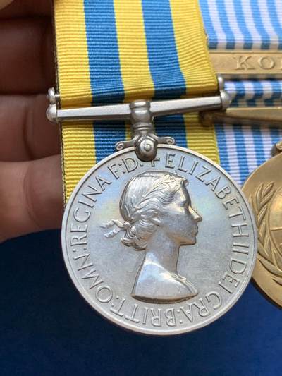 《竞宝斋》第449场 周日，周一，周二  3场连拍 （全场包邮，欢迎送拍） 英国1950-53朝鲜战争奖章 两联联排 礼服挂 包括：英国朝鲜战争奖章和联合国朝鲜战争服役奖章  带边铭授予皇家炮兵