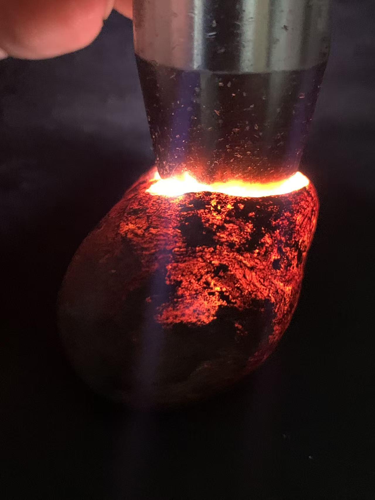 精美铁皮开窗料红白南红玛瑙原石一颗，