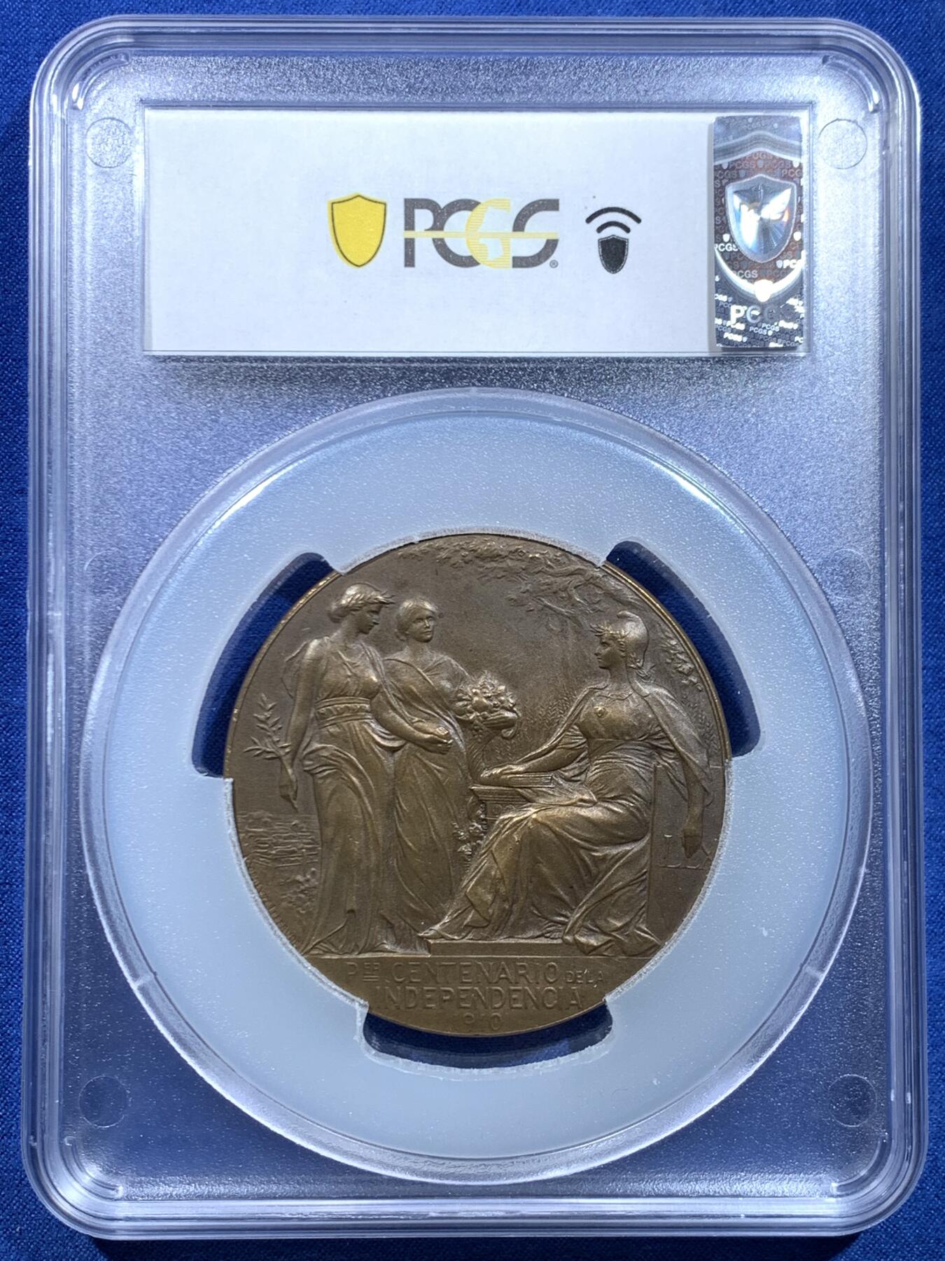 《竞宝斋》第449场 周日，周一，周二  3场连拍 （全场包邮，欢迎送拍） PCGS SP64 高分 阿根廷1910年百年独立共和国清凉女神大奖章。正面：清凉女神手托旗帜，手握锁链、头戴自由帽呐喊向前裸奔；背面：三女神像，鲜花、橄榄枝、书。PCGS加大盒装。
