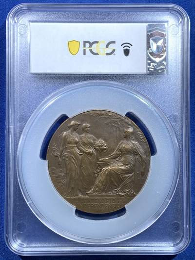 《竞宝斋》第449场 周日，周一，周二  3场连拍 （全场包邮，欢迎送拍） PCGS SP64 高分 阿根廷1910年百年独立共和国清凉女神大奖章。正面：清凉女神手托旗帜，手握锁链、头戴自由帽呐喊向前裸奔；背面：三女神像，鲜花、橄榄枝、书。PCGS加大盒装。