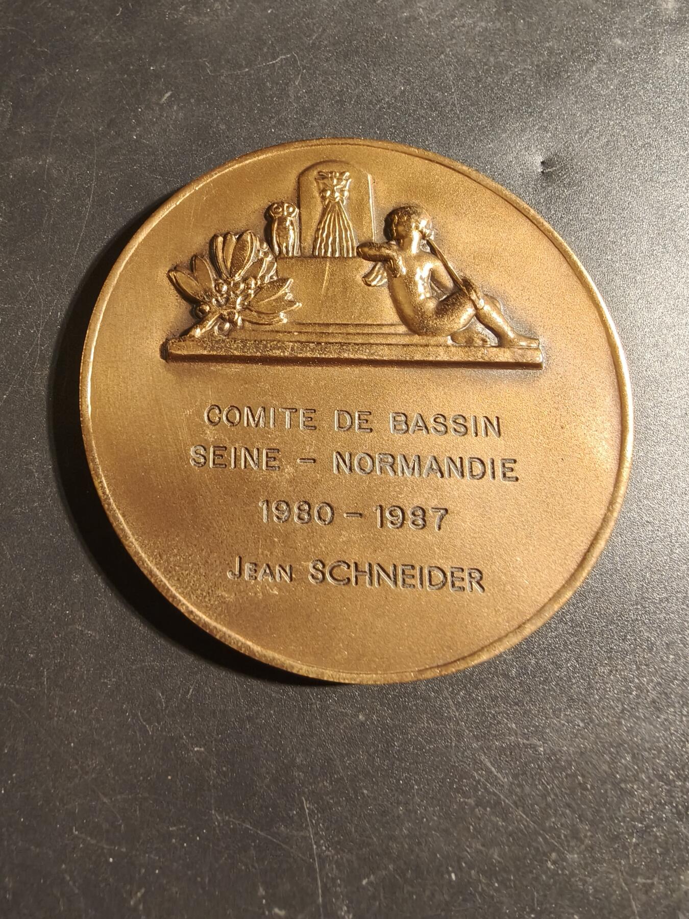 老王徽章第171期 法国塞纳-诺曼底流域农业委员会大铜章      直径68mm     重量138g      《泉水》主题 