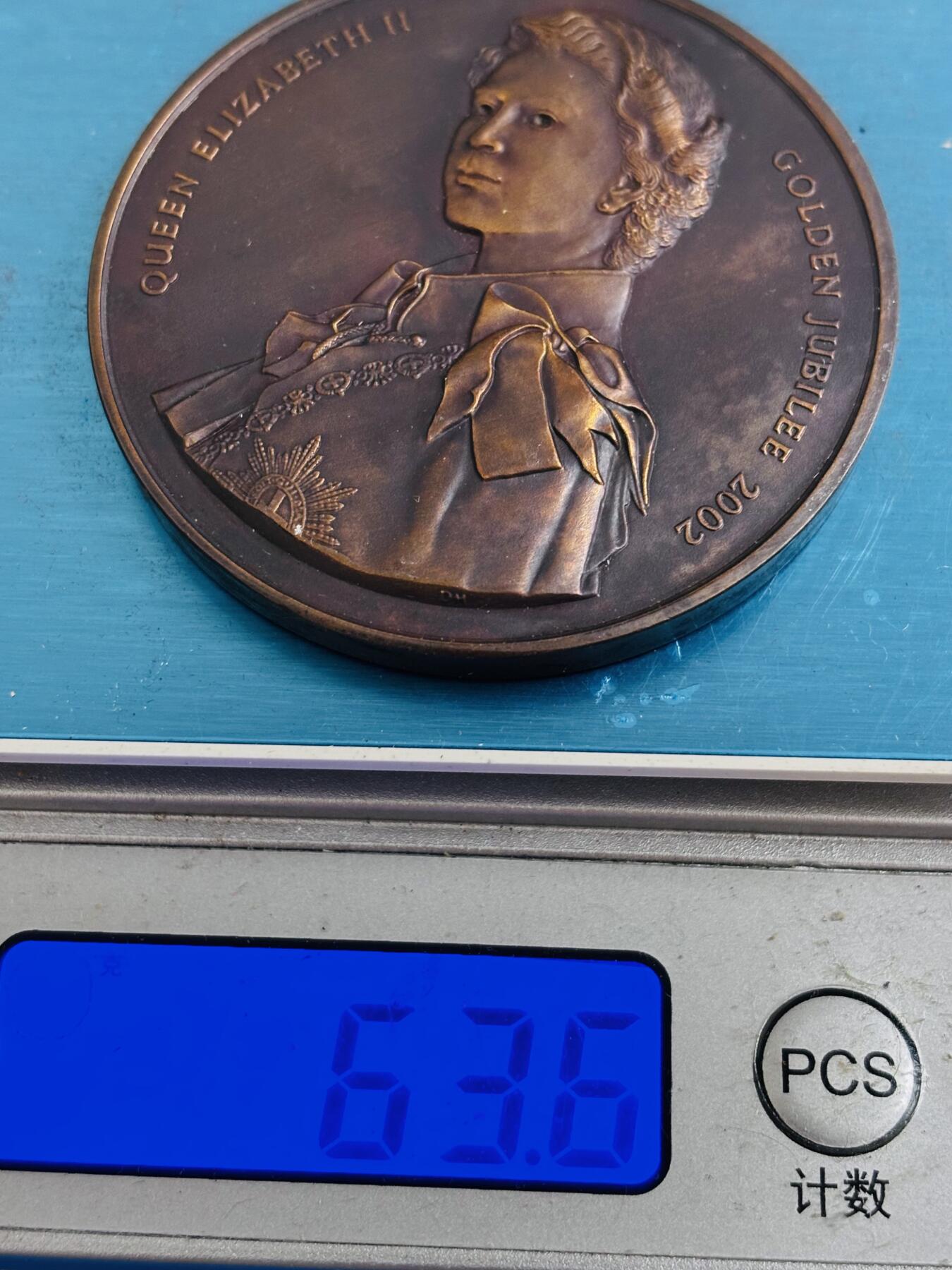 文馨钱币收藏第 286 场，圣诞节专场【 长期接收代拍品低至 0 佣金】 2002 年英国伊丽莎白在为 70 周年大型纪念章（可能是后铸品）