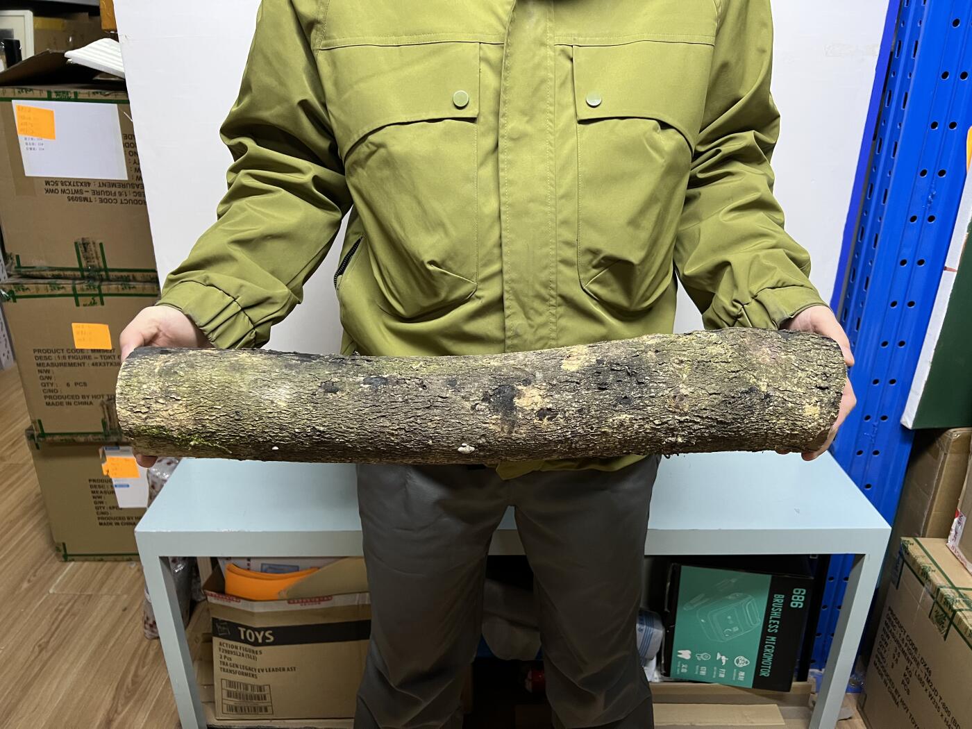 零元拍： 1220-1 金丝楠 原木 风水柱 横财（材）带皮， 尺寸：59/9.5/9CM。抛光后金灿灿满香。最后一图为成品效果。。抛光后金灿灿满香。最后一图为成品效果。如果带点瘤，意味着花纹更漂亮。抛光后金灿灿满香。最后一图为成品效果。