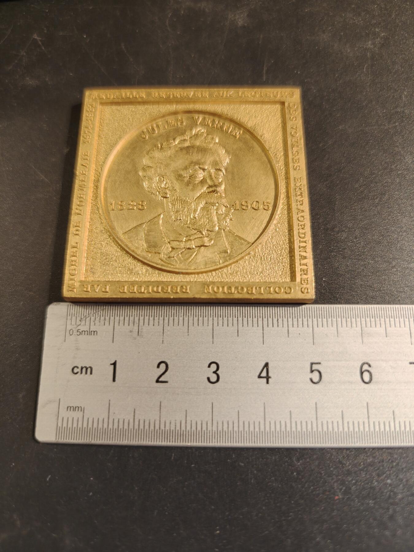 老王徽章第171期 法国存托银行与公证人协会镀金方形纪念章    原盒      直径50mm    重量50g     正面人物是法国著名文学家儒勒斯·凡尔纳。