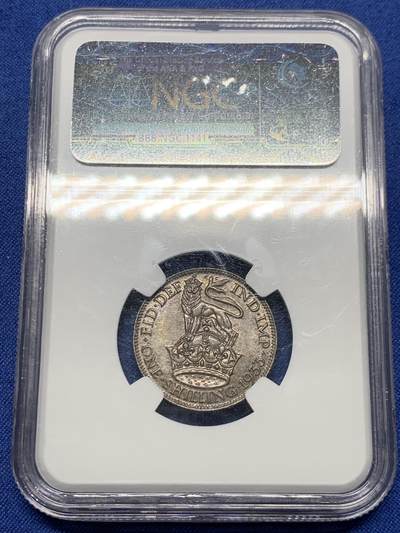 《竞宝斋》第449场 周日，周一，周二  3场连拍 （全场包邮，欢迎送拍） NGC MS64 亚军分 英国乔治五世1933年站狮1先令银币，原味深彩+老盒，好状态无须多言。由于流通充分，高分比早期版更少，是乔五套中易被忽视的小难点，同分书价100美元。更高仅3枚65