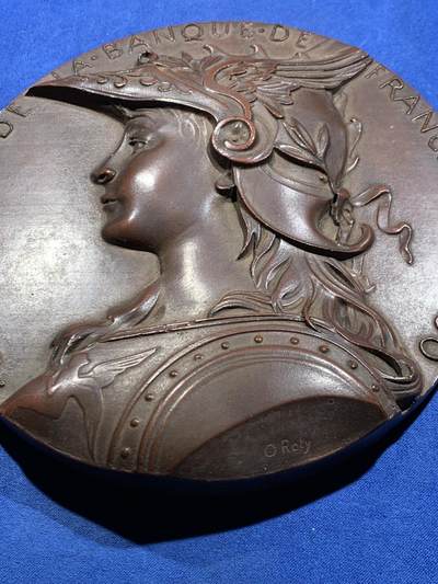 《竞宝斋》第449场 周日，周一，周二  3场连拍 （全场包邮，欢迎送拍） 法兰西银行百年1800-1900年玛丽安娜戎装纪念章，复刻陶章，直径160mm，高浮雕，厚度最薄处也有12mm，重727.6克，可以配个支架做书房&博古架摆件，玛丽安娜爱好者必藏。