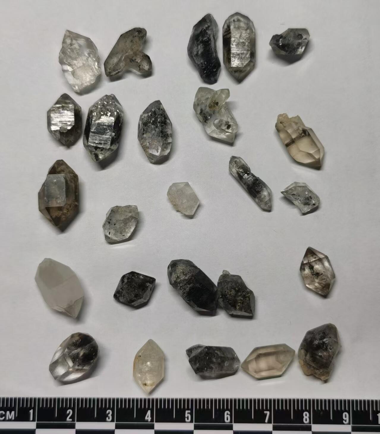 七河·世界钱币杂件水晶矿标小拍（总第31期） 藏家出品 X655（3）云贵闪灵水晶 小型 多品种 25 颗 本件拍品由合作藏家邮寄