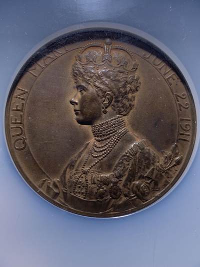 《竞宝斋》第449场 周日，周一，周二  3场连拍 （全场包邮，欢迎送拍） NGC MS62BN 英国1911年 乔治五世加冕纪念大铜章 高浮雕  Royal Mint发行的官方纪念章 直径51mm 加大加厚盒