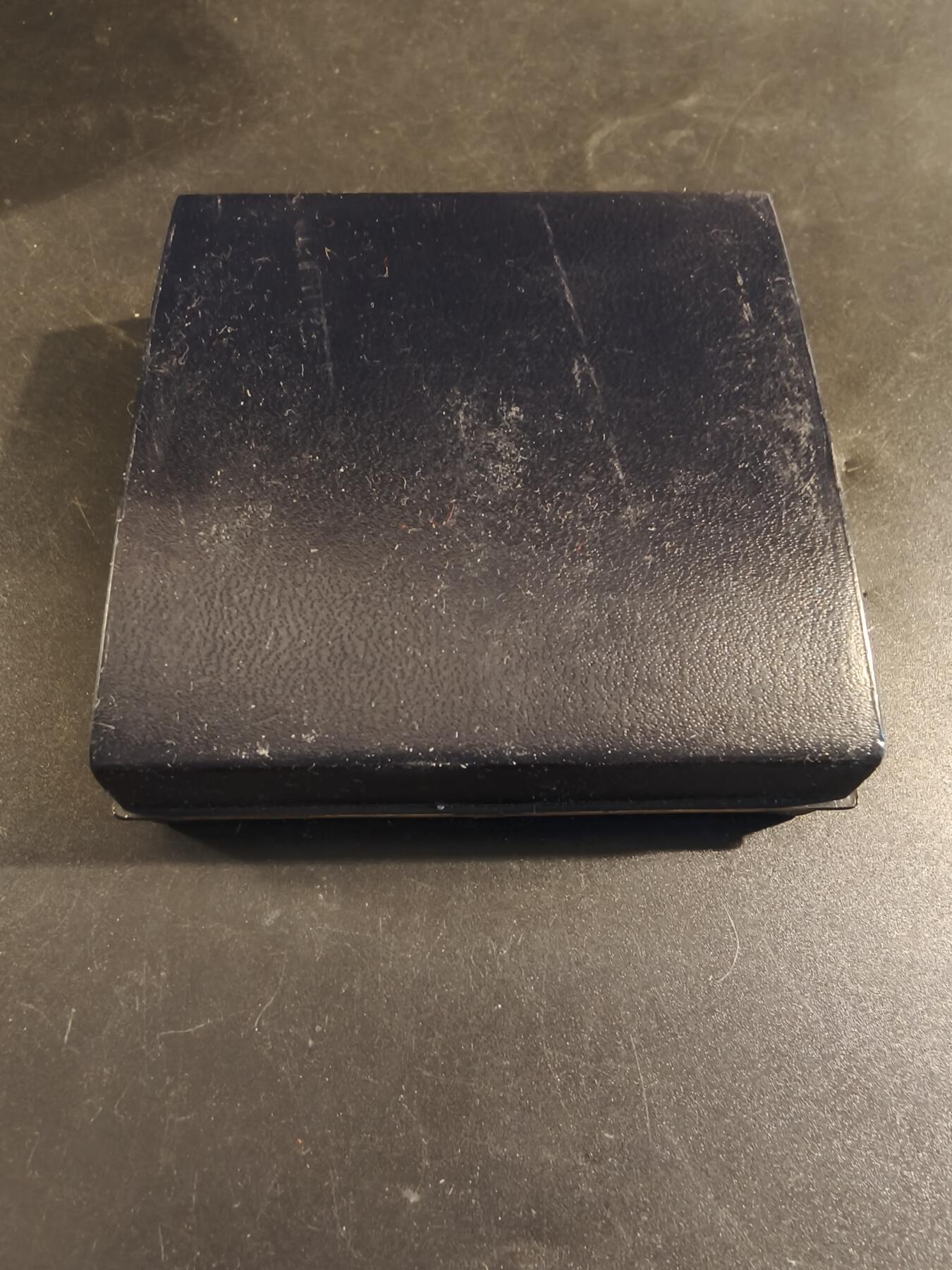 老王徽章第171期 法国存托银行与公证人协会大铜章    原盒    直径60mm    重量124g     法国两位著名法学家 Antoine Loisel (1536-1617) 和 Robert-Joseph Pothier (1699-1772)    盒子有损