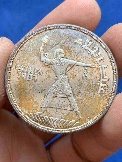 《竞宝斋》第449场 周日，周一，周二  3场连拍 （全场包邮，欢迎送拍） 埃及1956年英国人撤离50皮阿斯特纪念大银币UNC，原汁原味老包浆，转光强烈细节优秀，状态极佳。绝美爆光五彩包浆，味道币味道足，五彩锋利感十足。