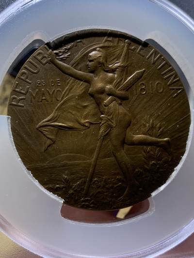 《竞宝斋》第449场 周日，周一，周二  3场连拍 （全场包邮，欢迎送拍） PCGS SP64 高分 阿根廷1910年百年独立共和国清凉女神大奖章。正面：清凉女神手托旗帜，手握锁链、头戴自由帽呐喊向前裸奔；背面：三女神像，鲜花、橄榄枝、书。PCGS加大盒装。